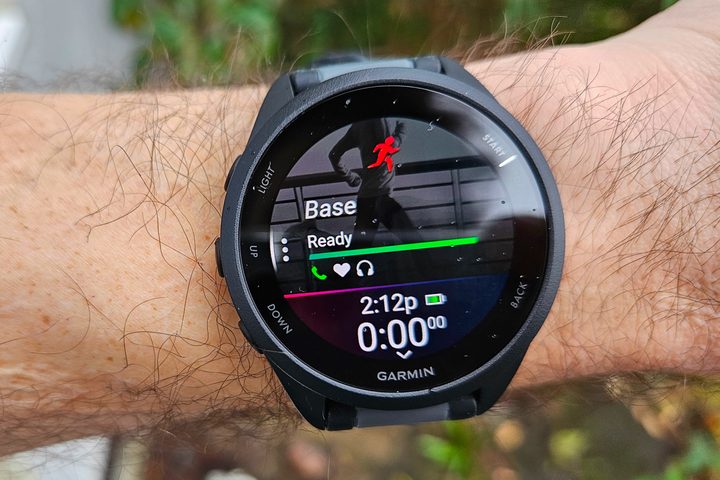 Starting a run on the Garmin Forerunner 165 Music.