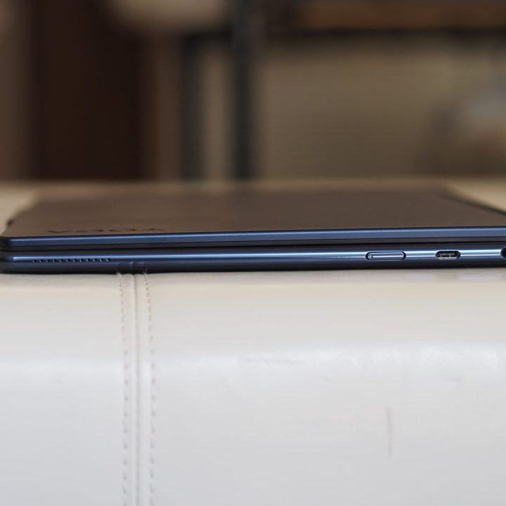 Lenovo Yoga 9i Gen 9 right side view showing ports.