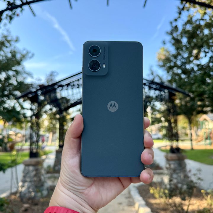 Moto G 5G (2024) in Sage Green.