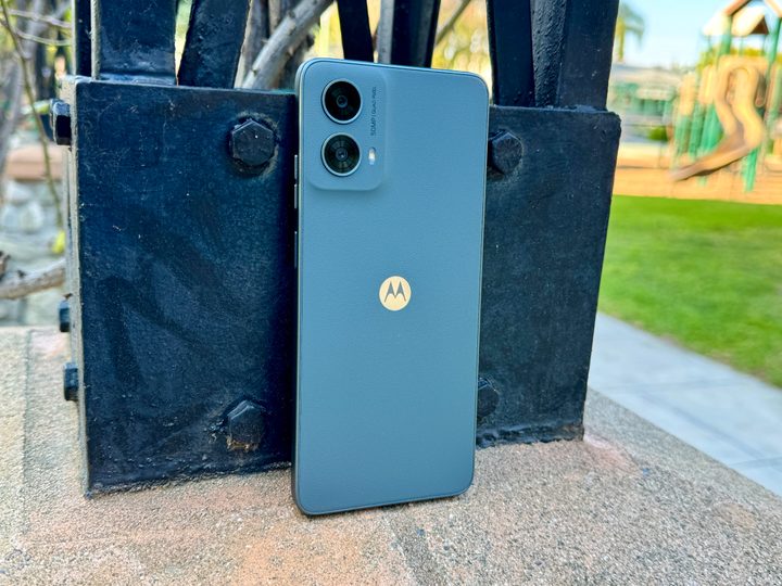 Moto G 5G (2024) in Sage Green.