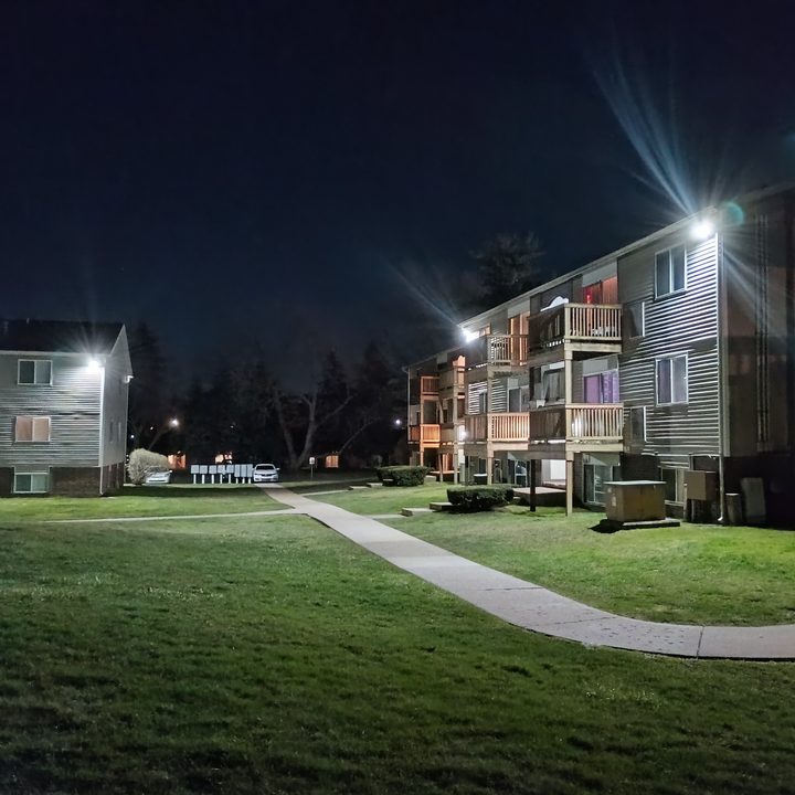 A nighttime photo of an apartment complex, taken with the Moto G Power 5G (2024).
