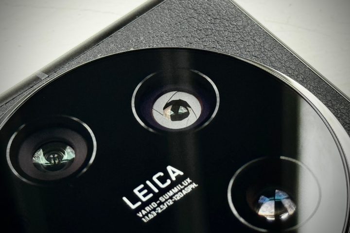 The Xiaomi 14 Ultra's adjustable aperture.
