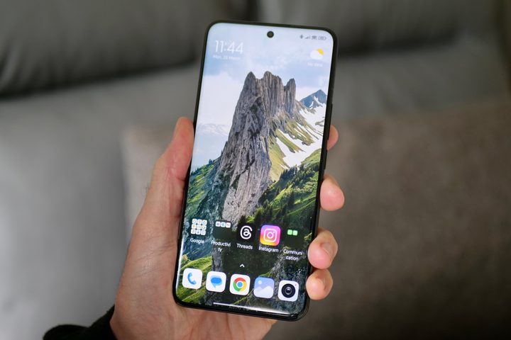 A person holding the Xiaomi 14 Ultra showing the home screen.
