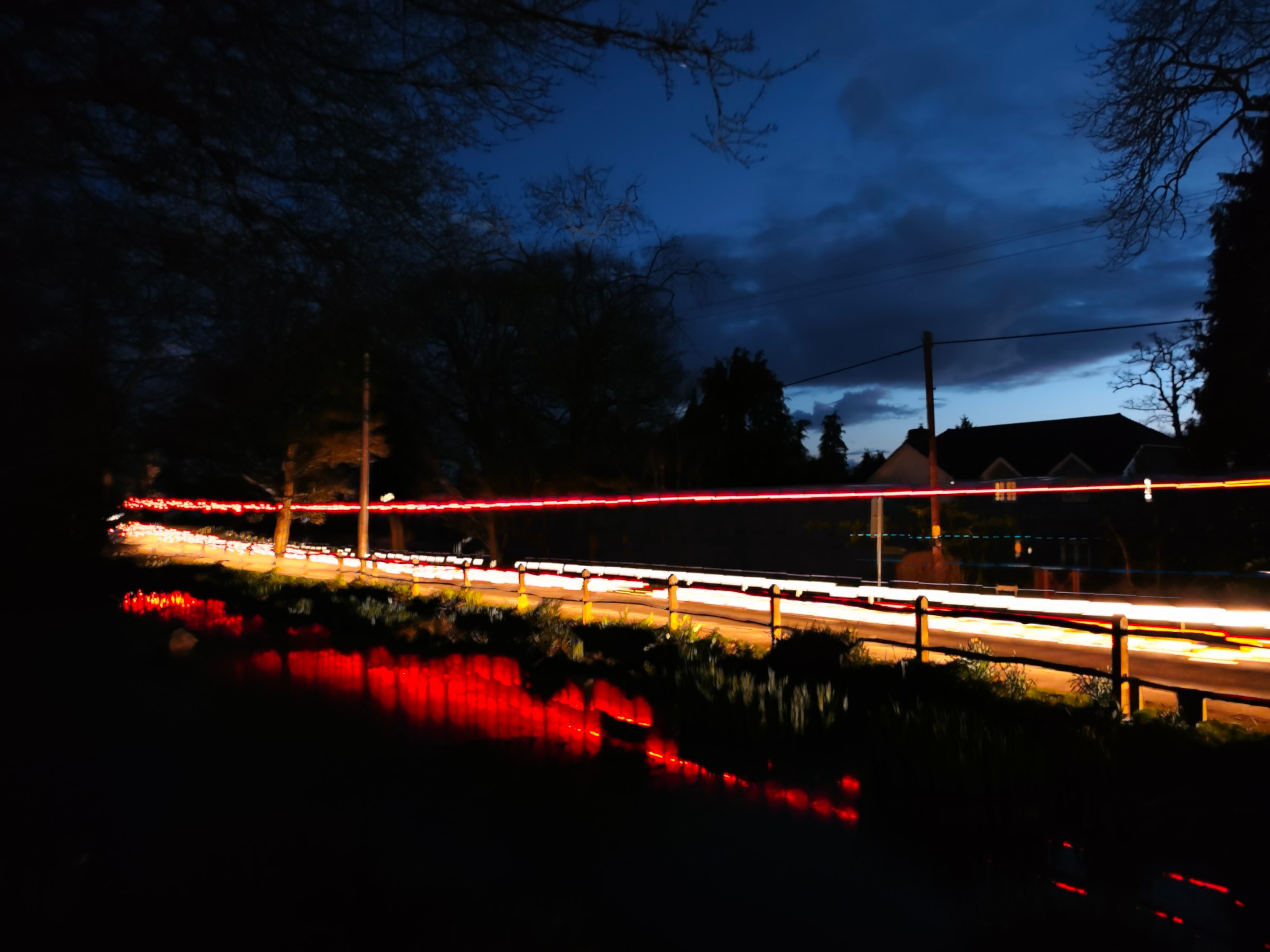 A photo taken with the Xiaomi 14 Ultra, using the light trail mode.