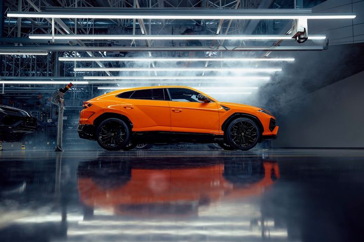 Lamborghini Urus SE profile.