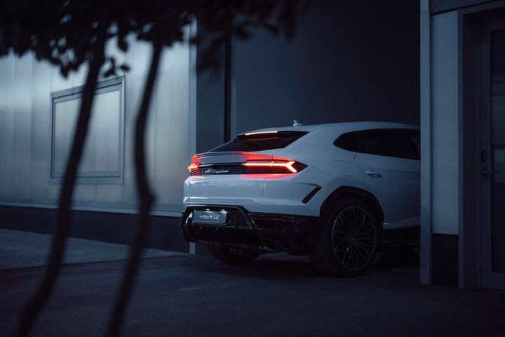 Lamborghini Urus SE rear quarter.