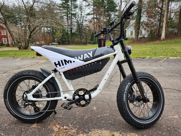 Himiway C5 Motorbike with flashing lights on battery and cup in the cupholder.