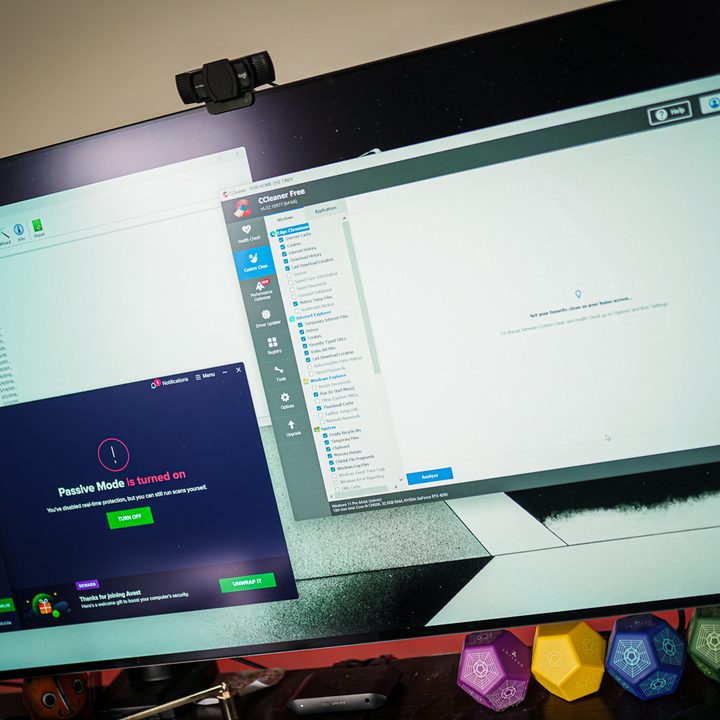 Various apps are displayed on a PC monitor.