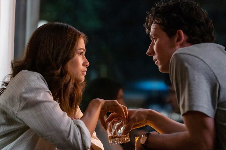 A man and a woman share a drink in Challengers.