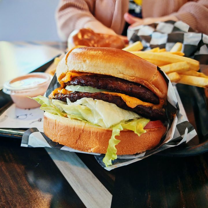 A photo of a cheeseburger, taken with the Honor Magic 6 RSR.