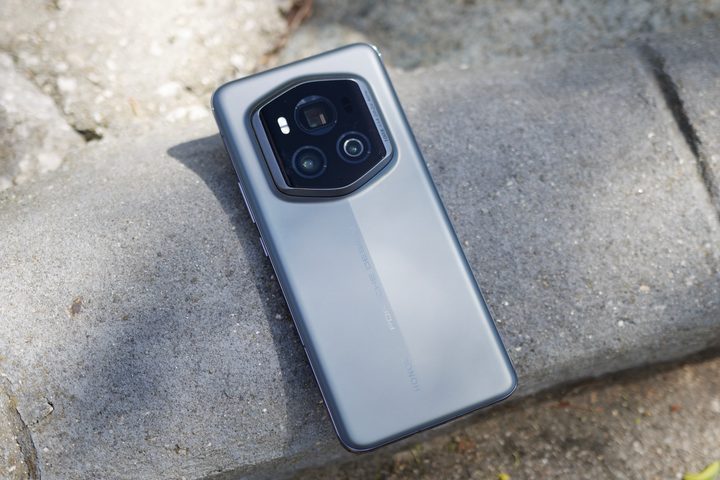 The Honor Magic 6 RSR laying face-down outside.