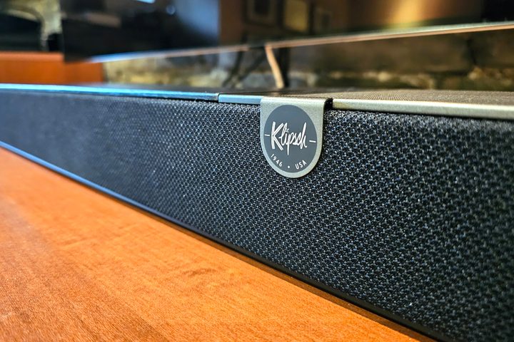 Klipsch Flexus Core 200: close-up on badge.