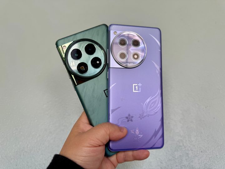 Flowy Emerald OnePlus 12 (left) and a Genshin Impact Edition OnePlus 12R.