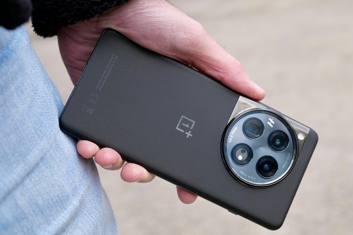 A person holding the OnePlus 12.