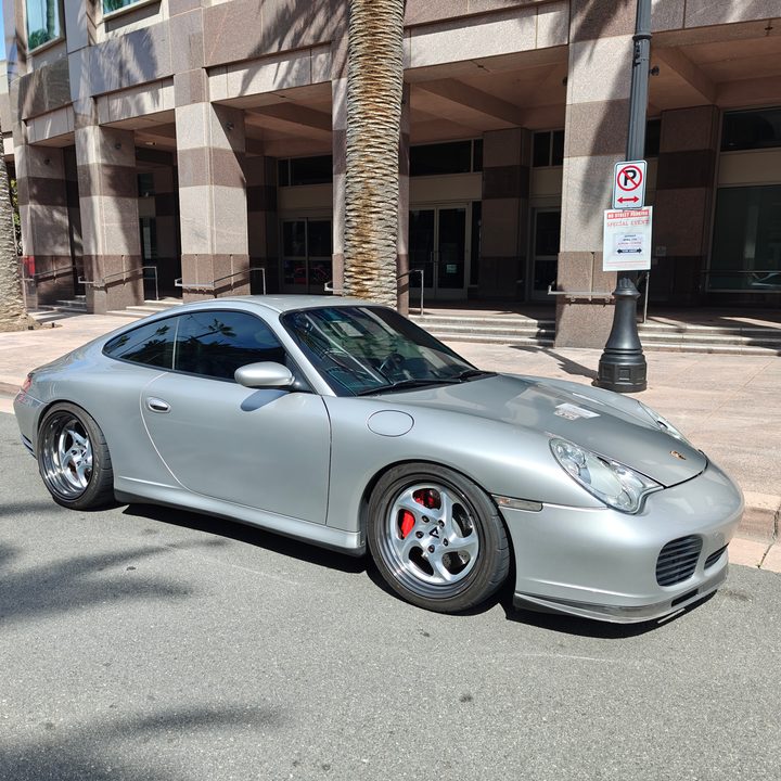 A Porsche taken with the OnePlus 12 main camera.