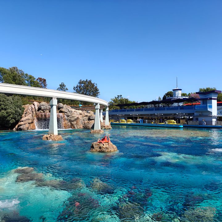 Finding Nemo submarines at Disneyland taken with the OnePlus 12 main camera.