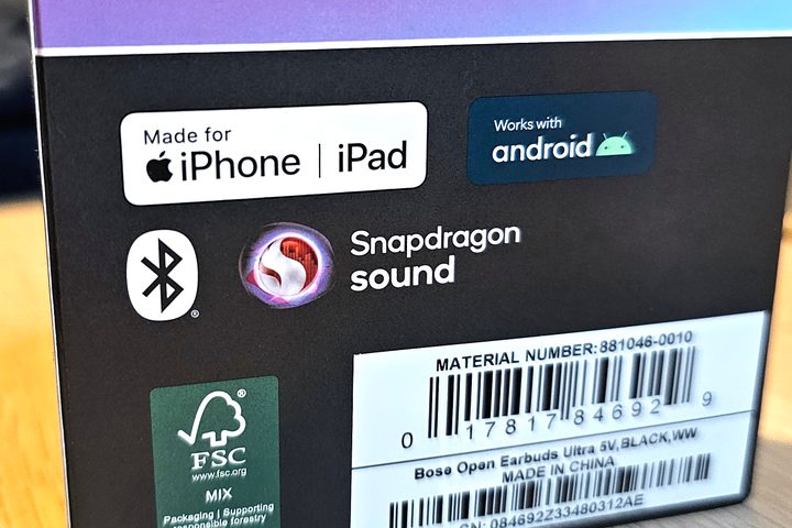 A Qualcomm Snapdragon Sound logo on the back of a Bose box.