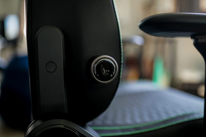 Adjustable lumbar support dial on the Razer Iskur V2.