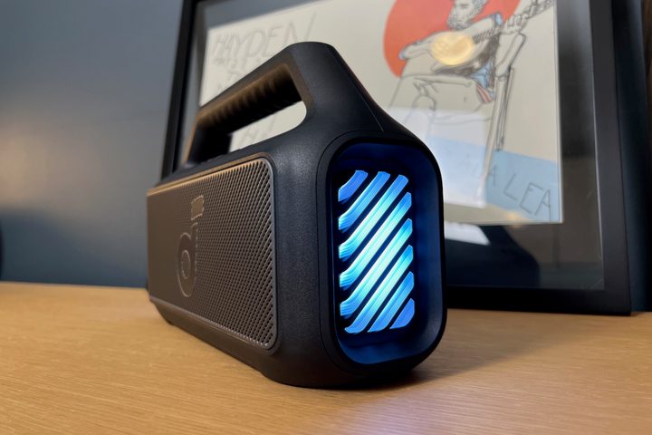 The side LEDs of the Soundcore Boom 2 Bluetooth speaker.
