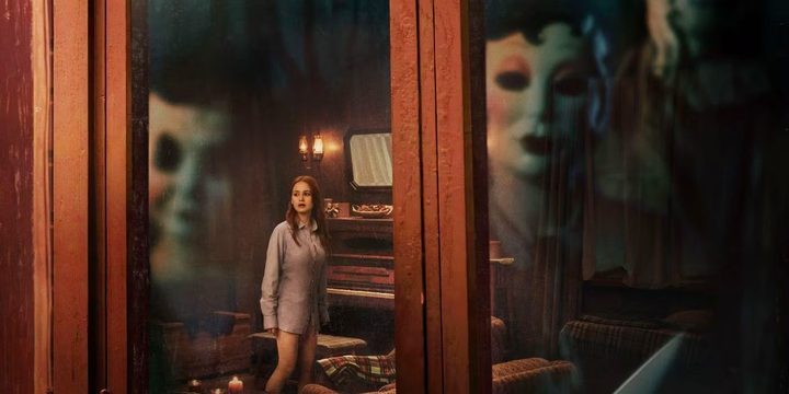 Two killers look at a woman in The Strangers: Chapter 1.