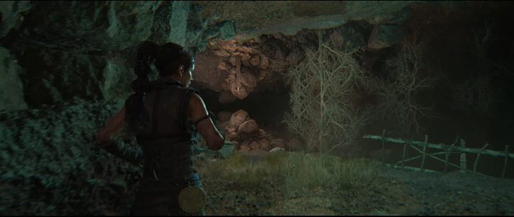 Senua approaching a lore totem in Hellblade 2.