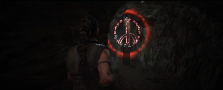 Senua approaching a lore totem in Hellblade 2.