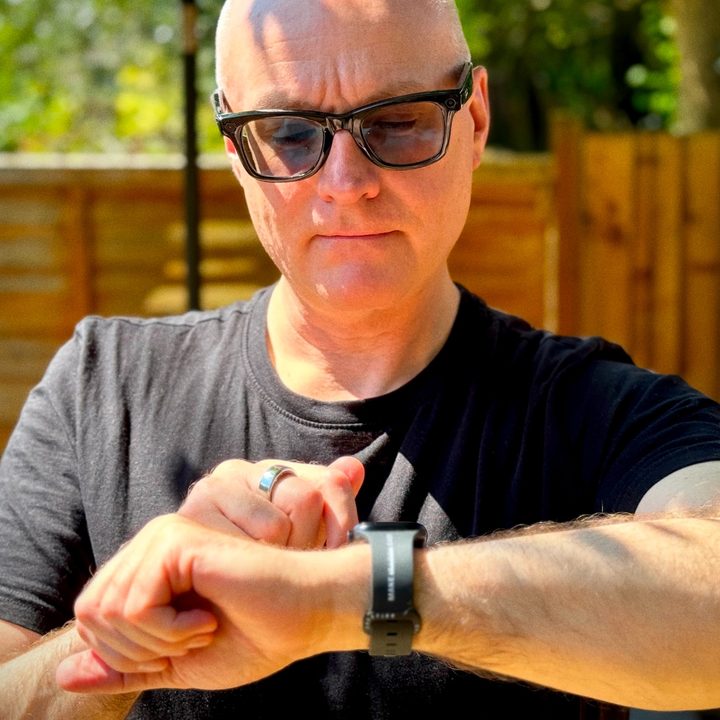 A person wearing an Apple Watch Series 9, made for the OuttaFocus column.