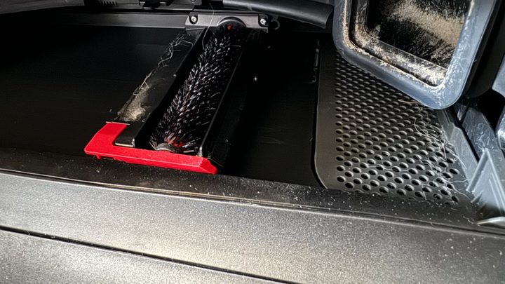 The docking station of the S8 MaxV Ultra