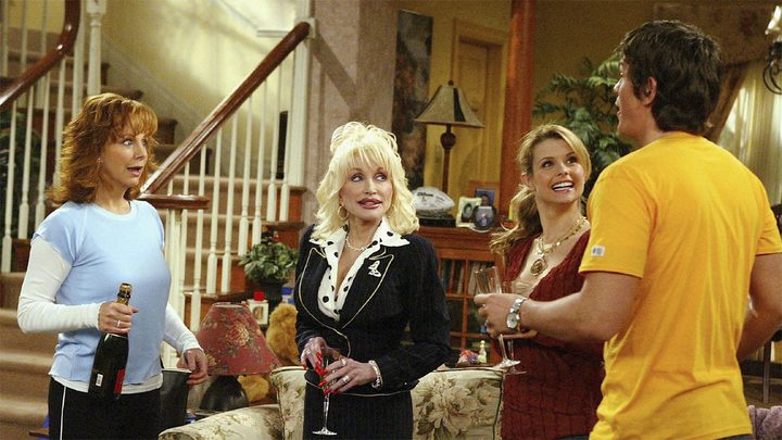 The cast of Reba with guest star Dolly Parton.