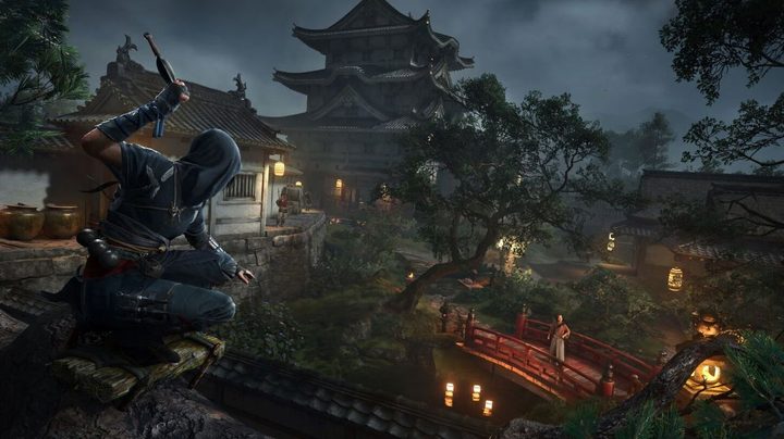 A character sneaks around at night in Assassin's Creed Shadows.