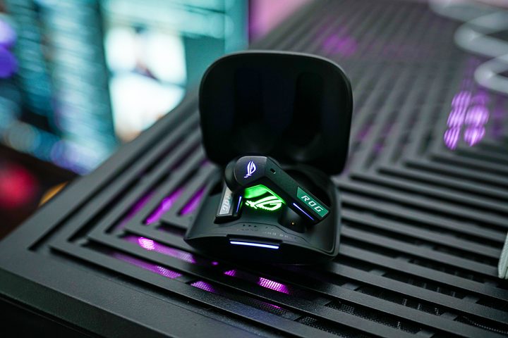 One of the earbuds propped out of the Asus Cetra Speednova case.