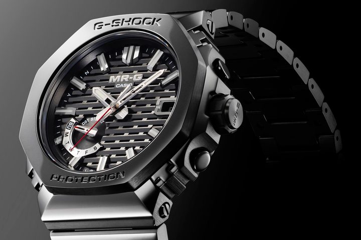 Photo showing the G-Shock MR-G B2100B's dial.