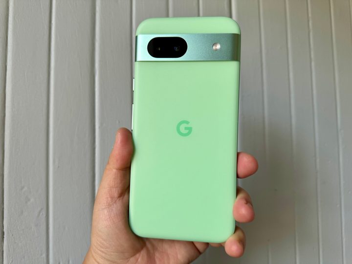 Google Pixel 8a in Aloe.