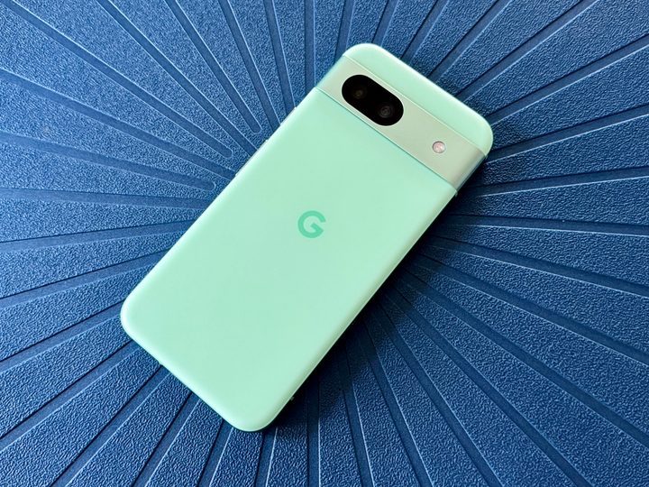 Google Pixel 8a in Aloe.