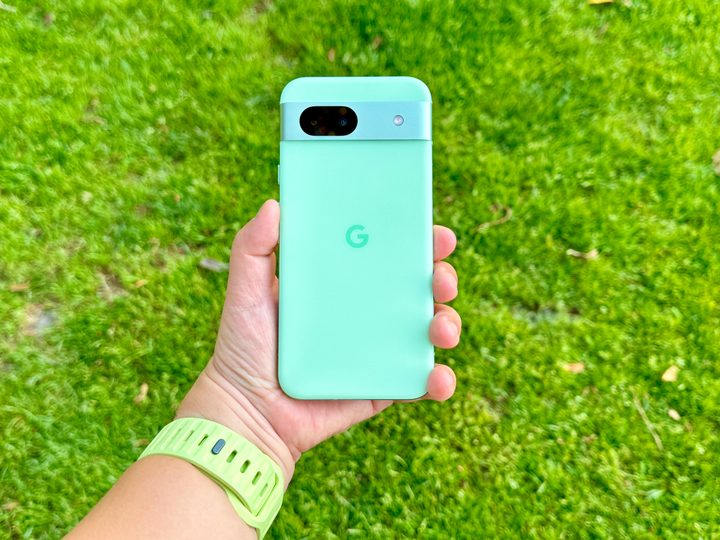 Google Pixel 8a in Aloe.