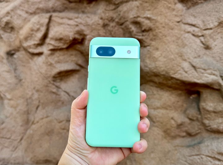 Google Pixel 8a in Aloe.