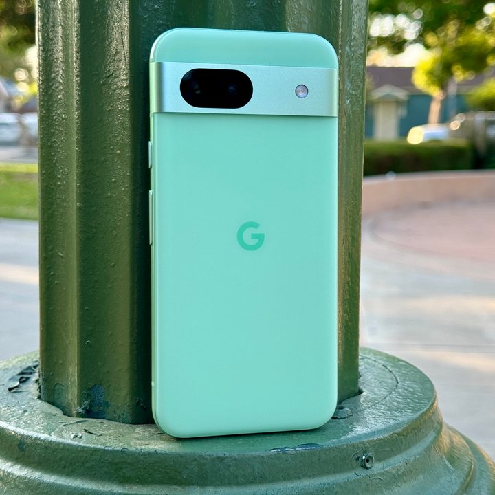 Google Pixel 8a in Aloe.