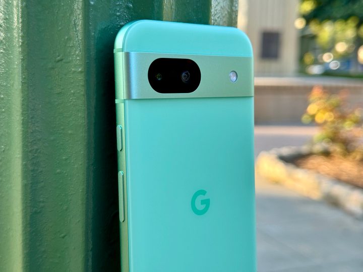 Google Pixel 8a in Aloe.