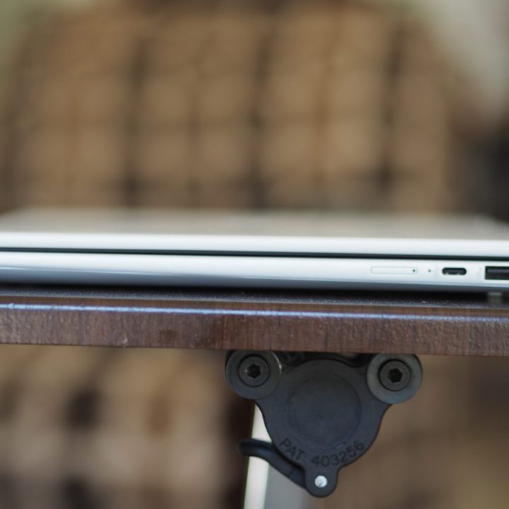 HP EliteBook 1040 2024 right side view showing ports.