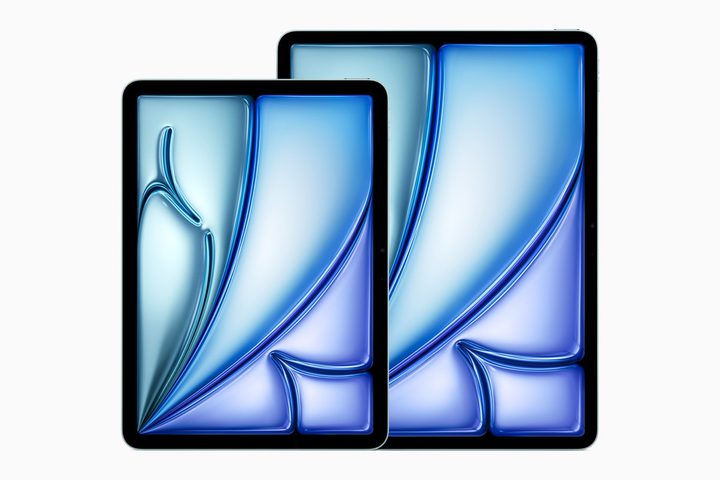 Displays of the 11-inch and 13-inch iPad Air 2024 M2 in blue color.