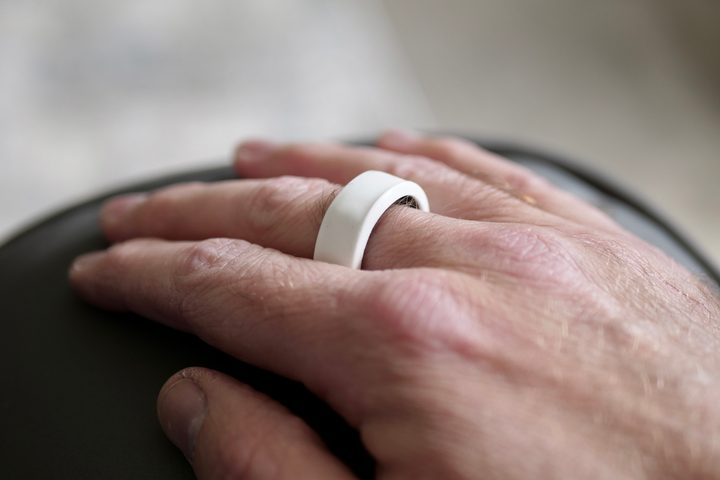 A person wearing an OSleeve cover on an Oura RIng.