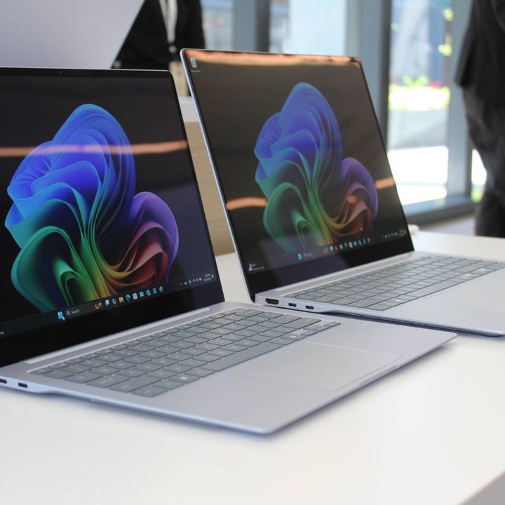 The two sizes of the Galaxy Book4 Edge on a table.