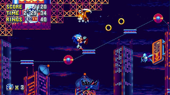 Sonic rides a conveyor belt in Sonic Mania Plus.