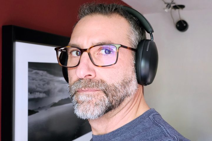 Simon Cohen wearing the Sonos Ace (front view).