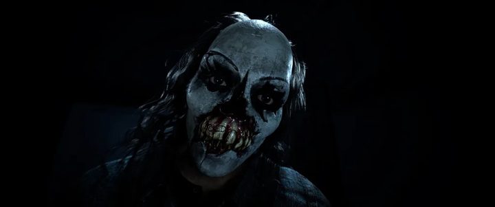 A villain in a clown mask stares menacingly in Until Dawn.