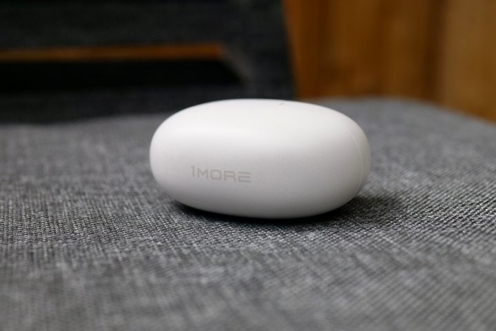 The logo on the 1More Z30 Sleeping Earbuds's case.