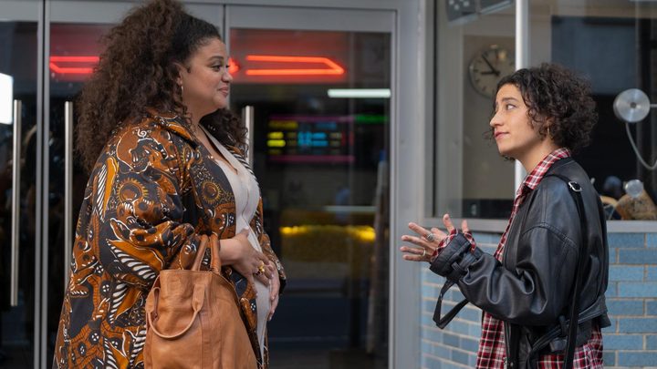 Michelle Buteau and Ilana Glazer as Dawn and Eden talking on the street in Babes