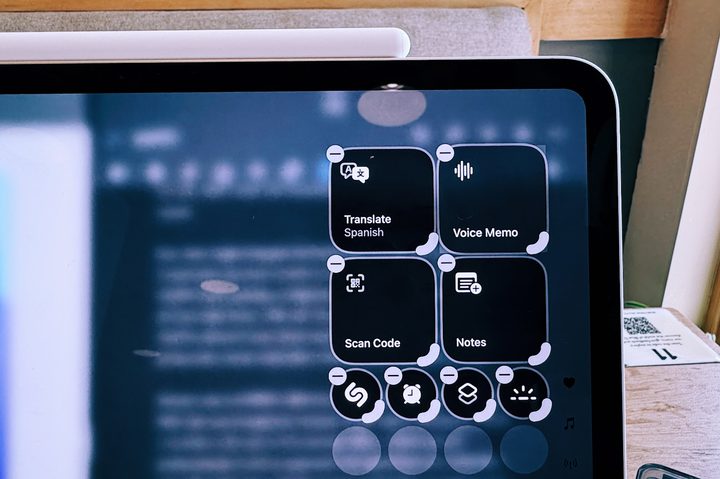 Resizing control center icons in iPadOS 18.