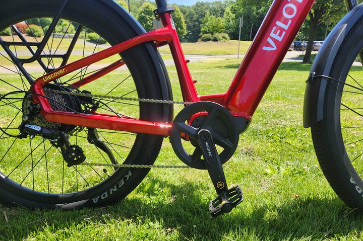 Velotric Discover 2 right profile with unobtrusive Velotric rear hub motor, concealed controller and battery, and few wires and cables.