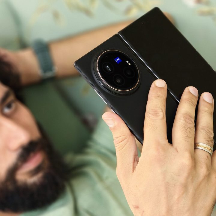 Using the Vivo X Fold 3 Pro with one hand while lying down.